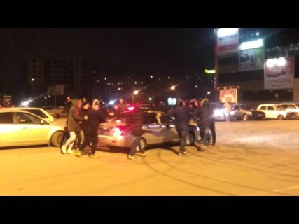В Ростове водители станцевали хоровод вокруг полицейской машины в Магадане &laquo; автомагадан