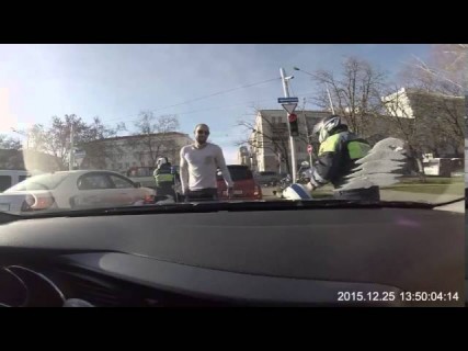 В Краснодаре сотрудники ДПС рисовали на стеклах машин снежинки и елочки в Магадане &laquo; автомагадан