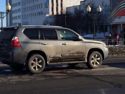 Джип сбил двух человек в центре Магадана в Магадане &laquo; автомагадан