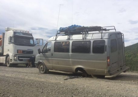 На колымской трассе у едущей маршрутки оторвало колесо в Магадане &laquo; автомагадан