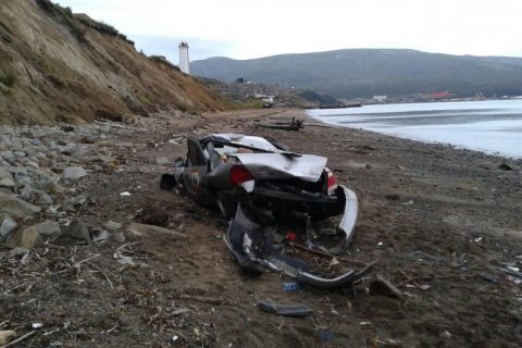 В Магадане иномарка вылетела на берег моря в Магадане &laquo; автомагадан