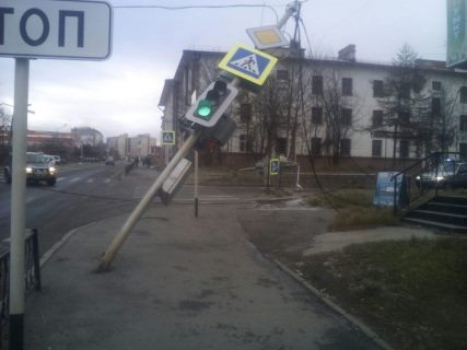 В Магадане водитель эвакуатора снес пять фонарных столбов с светофорами на 1,2 млн рублей в Магадане &laquo; автомагадан