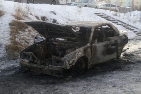 В Магадане на парковке сгорел Nissan Cedric в Магадане &laquo; автомагадан