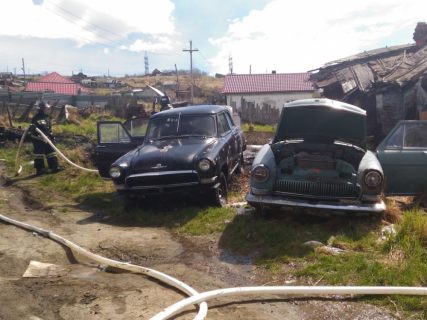 Магаданские пожарные ликвидировали загорание двух раритетных автомобилей в Магадане &laquo; автомагадан